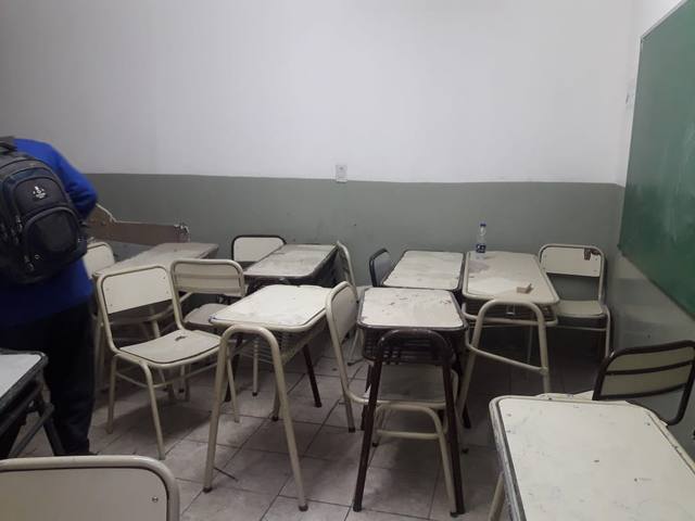 Se cayó parte del techo de una escuela: hay niños heridos