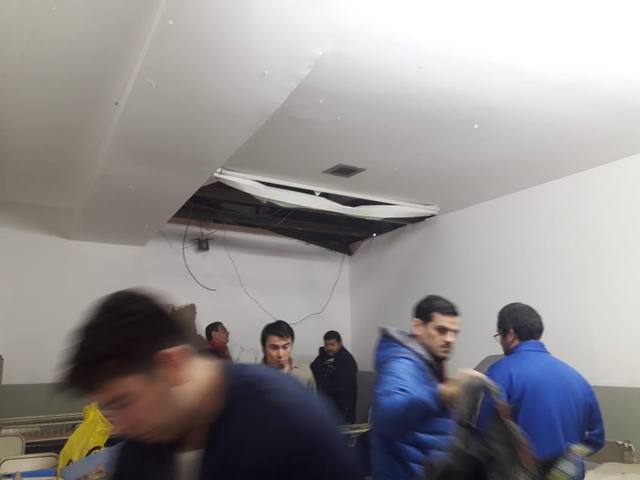 FOTO: Se cayó parte del techo de una escuela: hay niños heridos