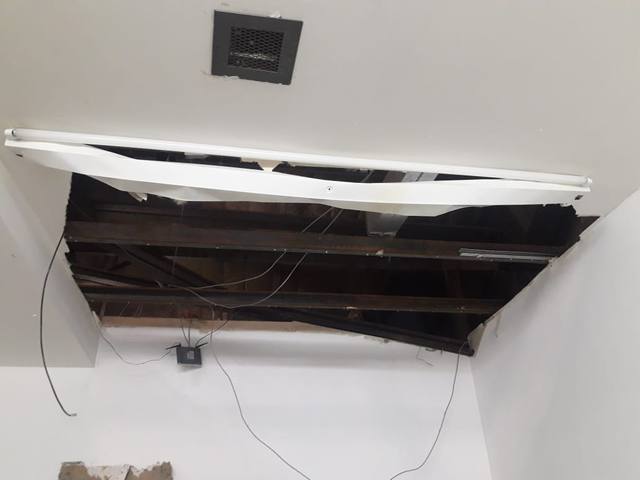 Se cayó parte del techo de una escuela: hay niños heridos