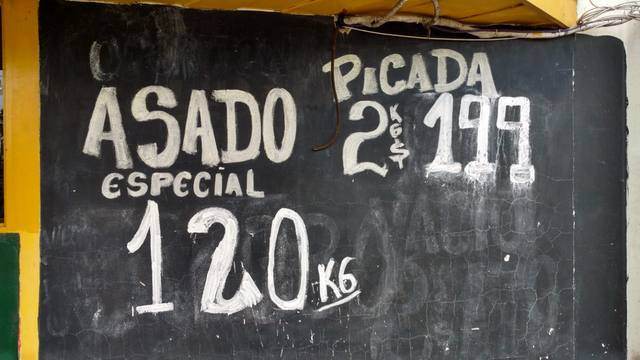 FOTO: Crece la demanda del asado a $149 en el Mercado Central