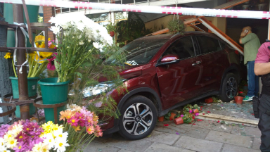 AUDIO: Incrustó el auto contra una florería en Buenos Aires