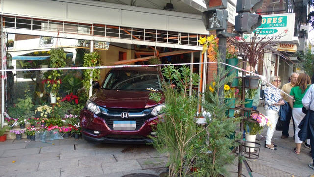 FOTO: Incrustó el auto contra una florería en Recoleta