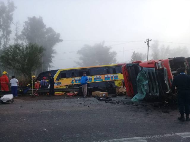 Fuerte choque y vuelco en La Francia: un muerto y 22 heridos