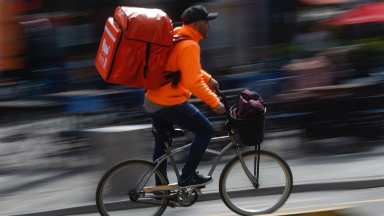 Ordenan prohibir a los delivery en bicicleta de Buenos Aires
