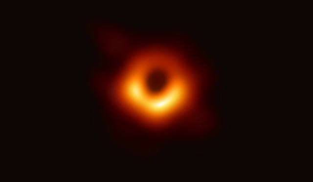 FOTO: Así es la primera fotografía de un agujero negro