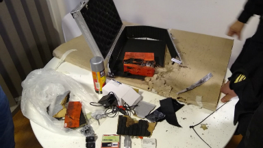 Los dos detenidos por paquete sospechoso serían artistas