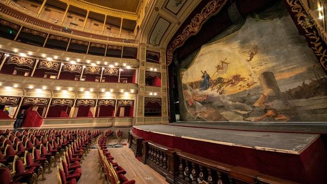 FOTO: El Teatro San Martín, listo para el Congreso de la Lengua