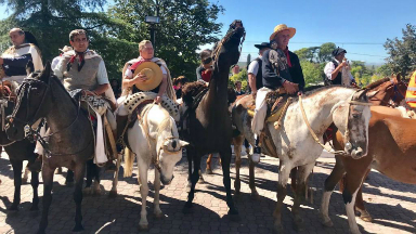AUDIO: El Cóndor recibe mil peregrinos por la cabalgata brocheriana