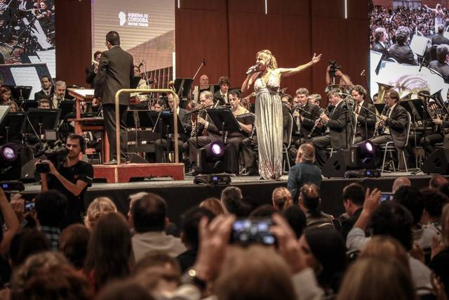 Noche de gala en la gran apertura del Centro de Convenciones