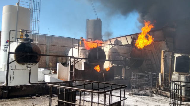 Voraz incendio en una empresa química en Florencio Varela