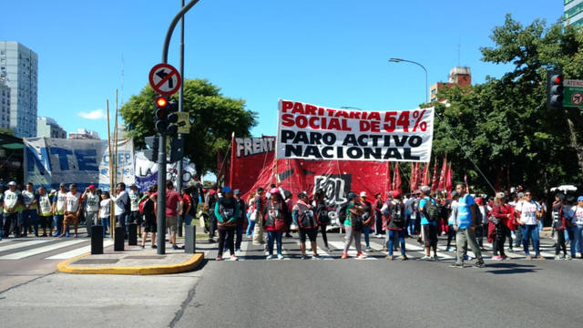 FOTO: Agrupaciones sociales se movilizan en Buenos Aires