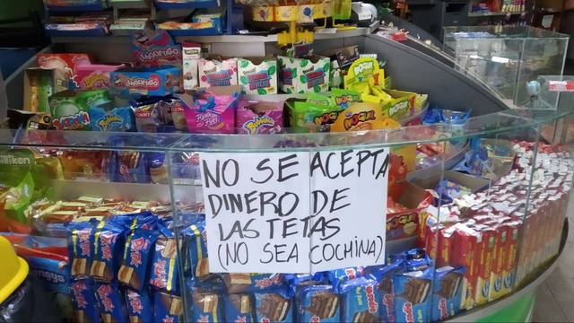 Un quiosco advierte: 