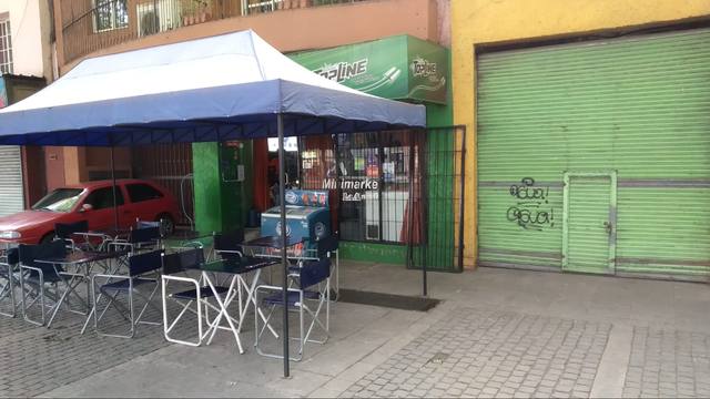 Un quiosco advierte: 