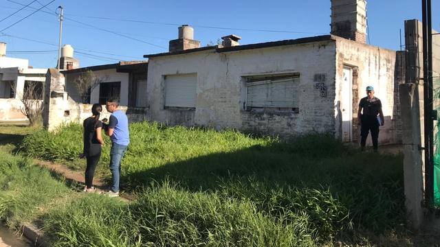 Colgaba unas sábanas, cedió un pozo negro, cayó y murió