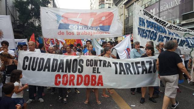 FOTO: Luz y Fuerza, CGT y CTA marcharon por el centro de Córdoba