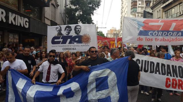 FOTO: Luz y Fuerza, CGT y CTA marcharon por el centro de Córdoba