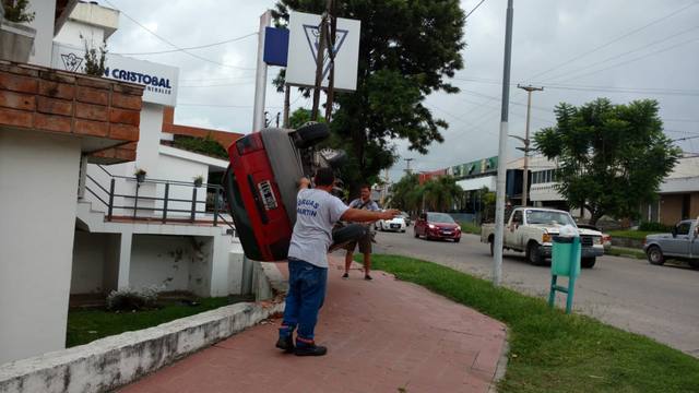 Se durmió y terminó con el auto volcado en un jardín