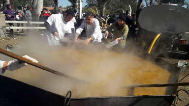 Gran locro popular por el aniversario de Santiago
