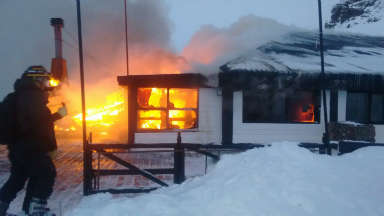 AUDIO: Las llamas arrasaron un centro de esquí en Esquel