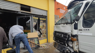 AUDIO: Un camión chocó contra un comercio tras quedarse sin frenos