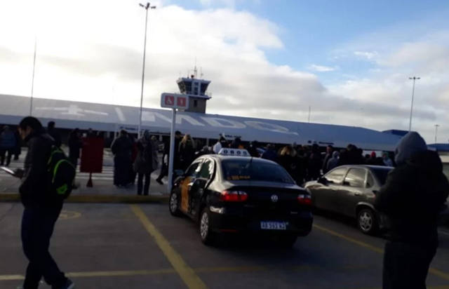 FOTO: Evacuaron el aeropuerto de Mar del Plata por una granada