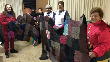 AUDIO: Campaña de la Frazada: Más de 30 mujeres cosen los tejidos