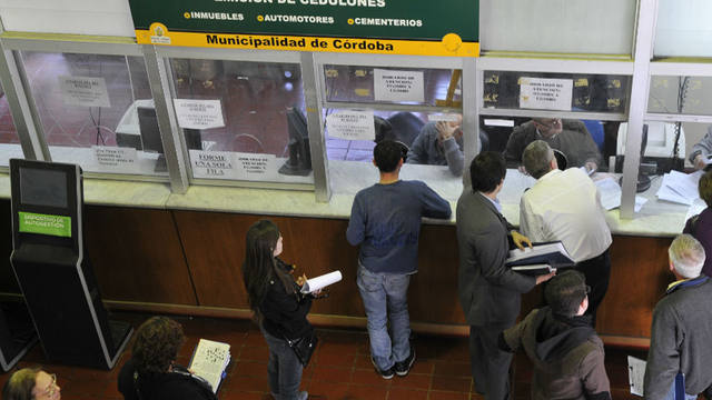 Ajuste en el municipio: retiros y recorte de horas extras
