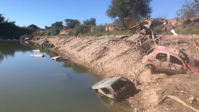 Descubren un cementerio de autos aparentemente robados