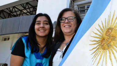 AUDIO: Madre e hija comparten la bandera en un terciario en Mendoza