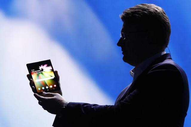 Presentan un celular plegable que se