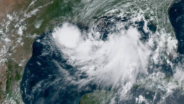 Barry tocó tierra y se debilitó a tormenta tropical