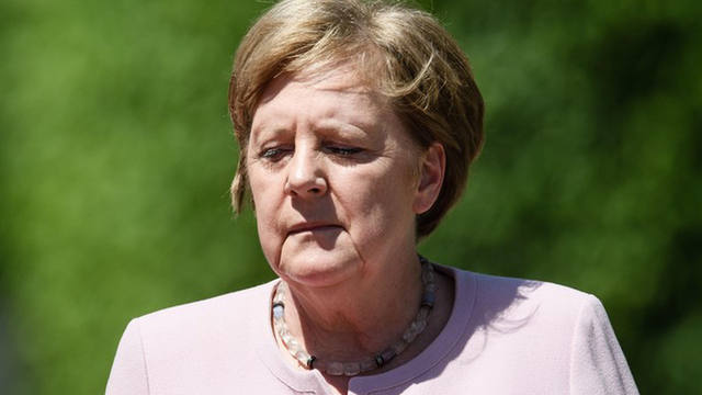 FOTO: Preocupa la salud de Merkel: sufrió temblores en un acto