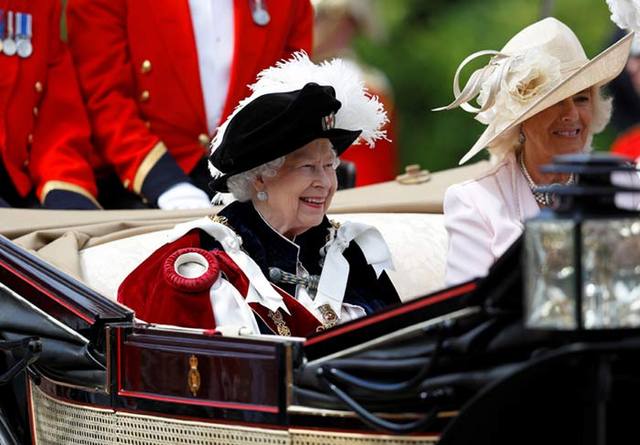 FOTO: La Reina Isabel invistió a los monarcas de España y Holanda