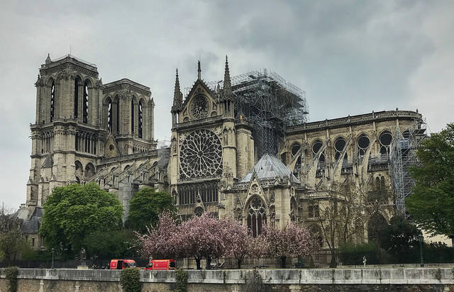 FOTO: Notre Dame celebró su primera misa tras el incendio