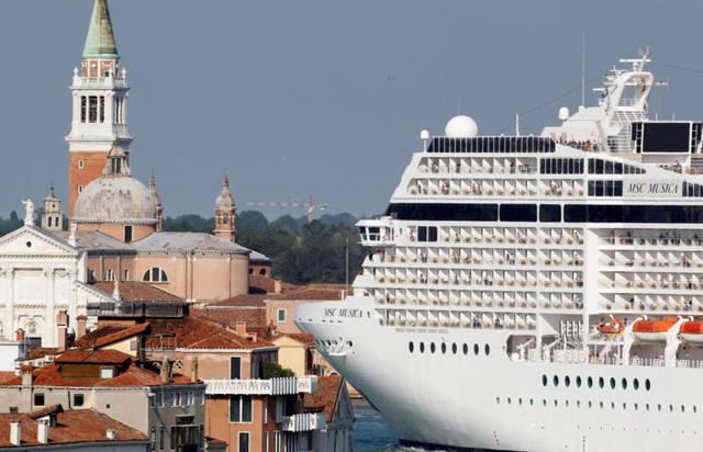 FOTO: Un crucero chocó contra otro barco en Venecia: 4 heridos