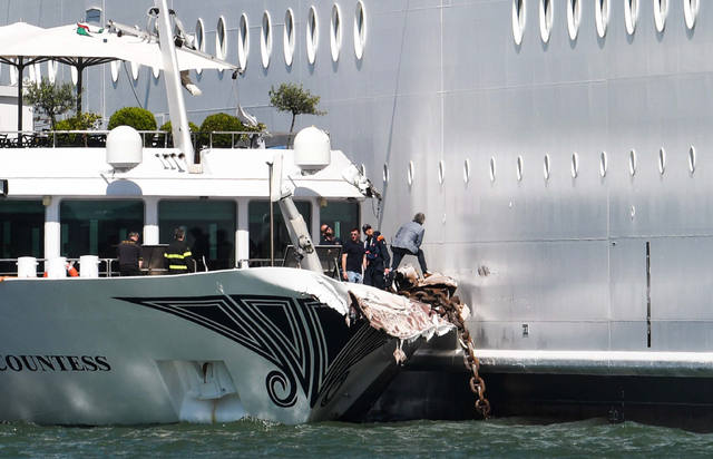 FOTO: Un crucero chocó contra otro barco en Venecia: 4 heridos