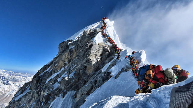 FOTO: Aumentan a ocho los muertos en el Everest en esta temporada