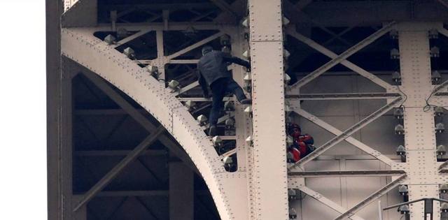 FOTO: Un hombre escaló la Torre Eiffel