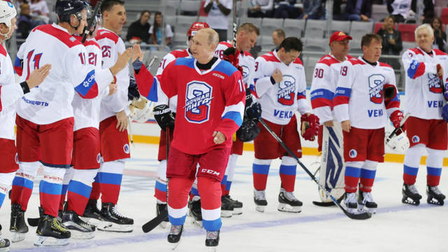 FOTO: Video: la caída de Putin en una pista de hockey sobre hielo