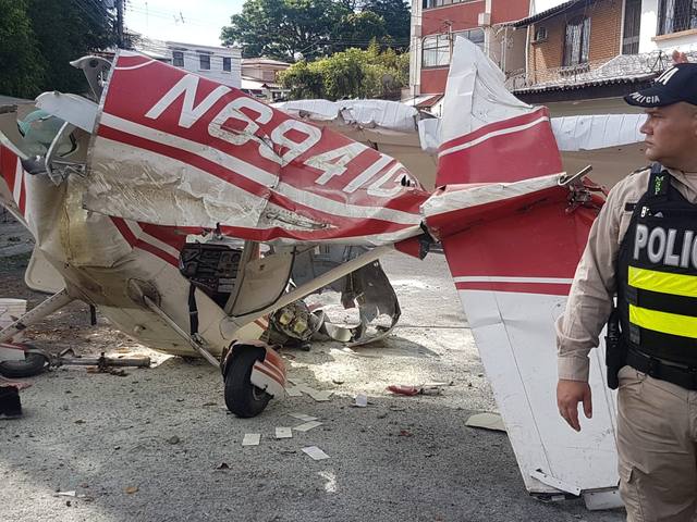 FOTO: Argentinos estrellan avioneta en la pública de Costa Rica
