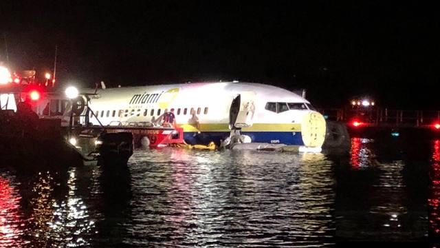 FOTO: Impactante: cayó un avión con 143 pasajeros a un río en EEUU