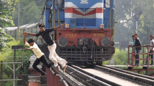 FOTO: Murieron arrollados por un tren cuando se tomaban una selfie