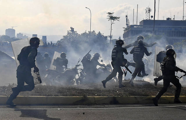 FOTO: Máxima tensión en otro día de protestas contra Maduro