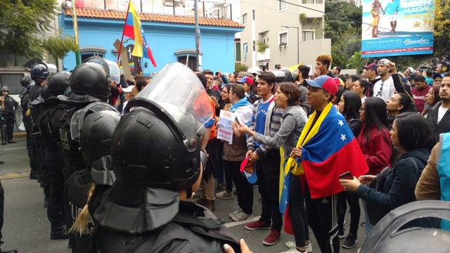 FOTO: Tensión e incidentes en Embajada venezolana en Buenos Aires
