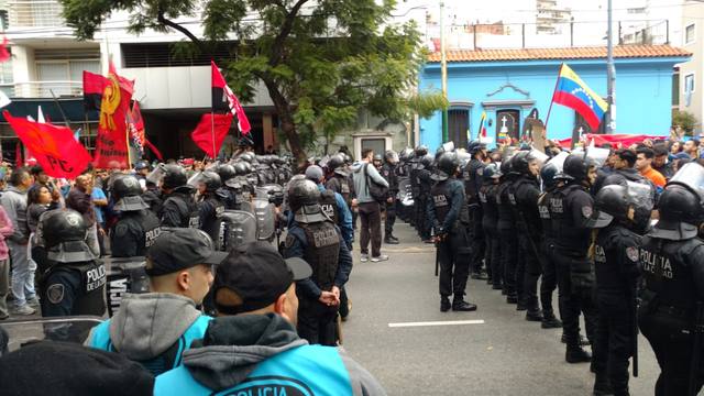 FOTO: Tensión e incidentes en Embajada venezolana en Buenos Aires