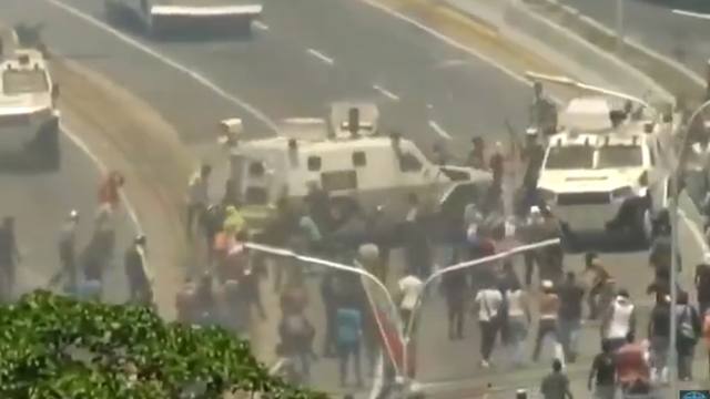 FOTO: Tanquetas avanzaron sobre los manifestantes en Caracas