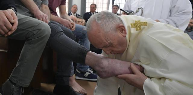 FOTO: El Papa lavó y besó los pies de 12 presos en Roma