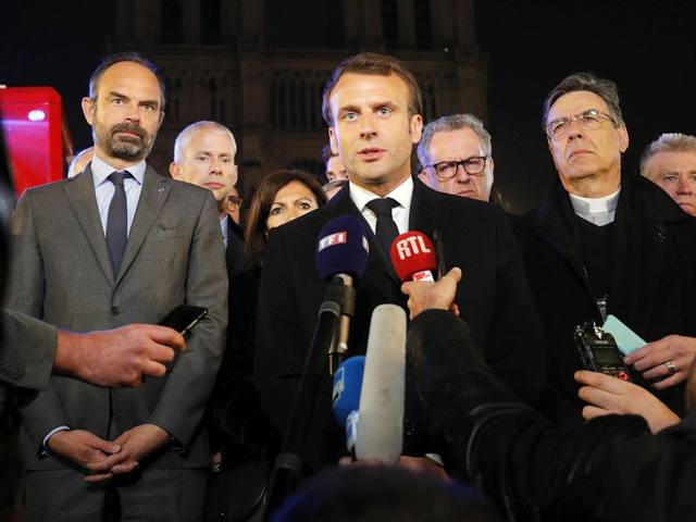 FOTO: Macron homenajeó a heróicos bomberos de Notre Dame