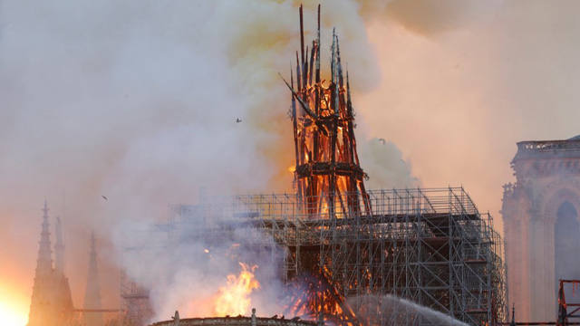 FOTO: Se derrumbó la aguja de la Catedral de Notre Dame