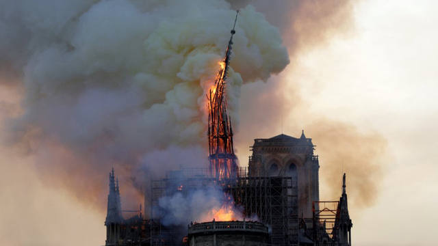 FOTO: Se derrumbó la aguja de la Catedral de Notre Dame